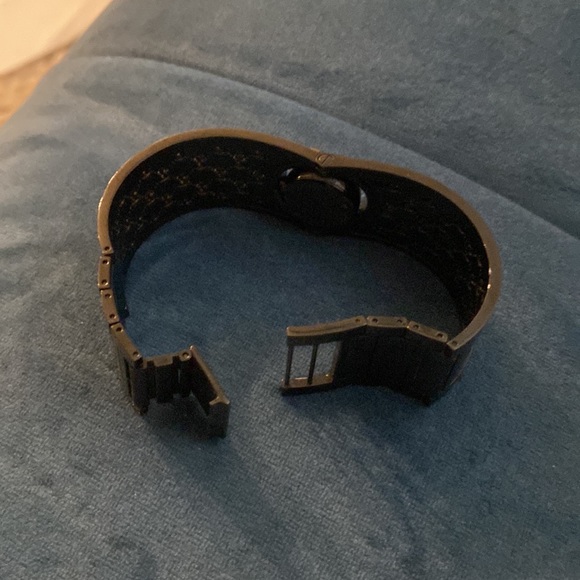 Black color Gucci bangle watch. That watch need battery. Look like new. - Picture 3 of 6